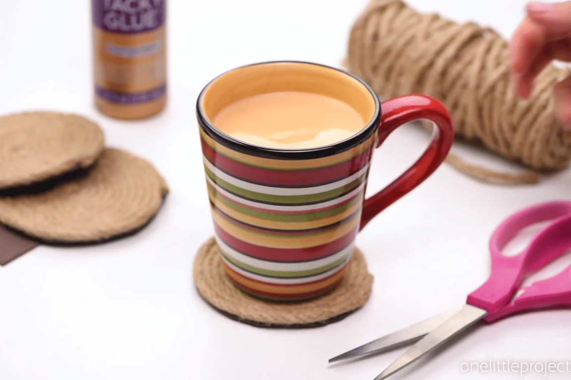 ilustrasi DIY coaster atau tatakan gelas dari tali jut