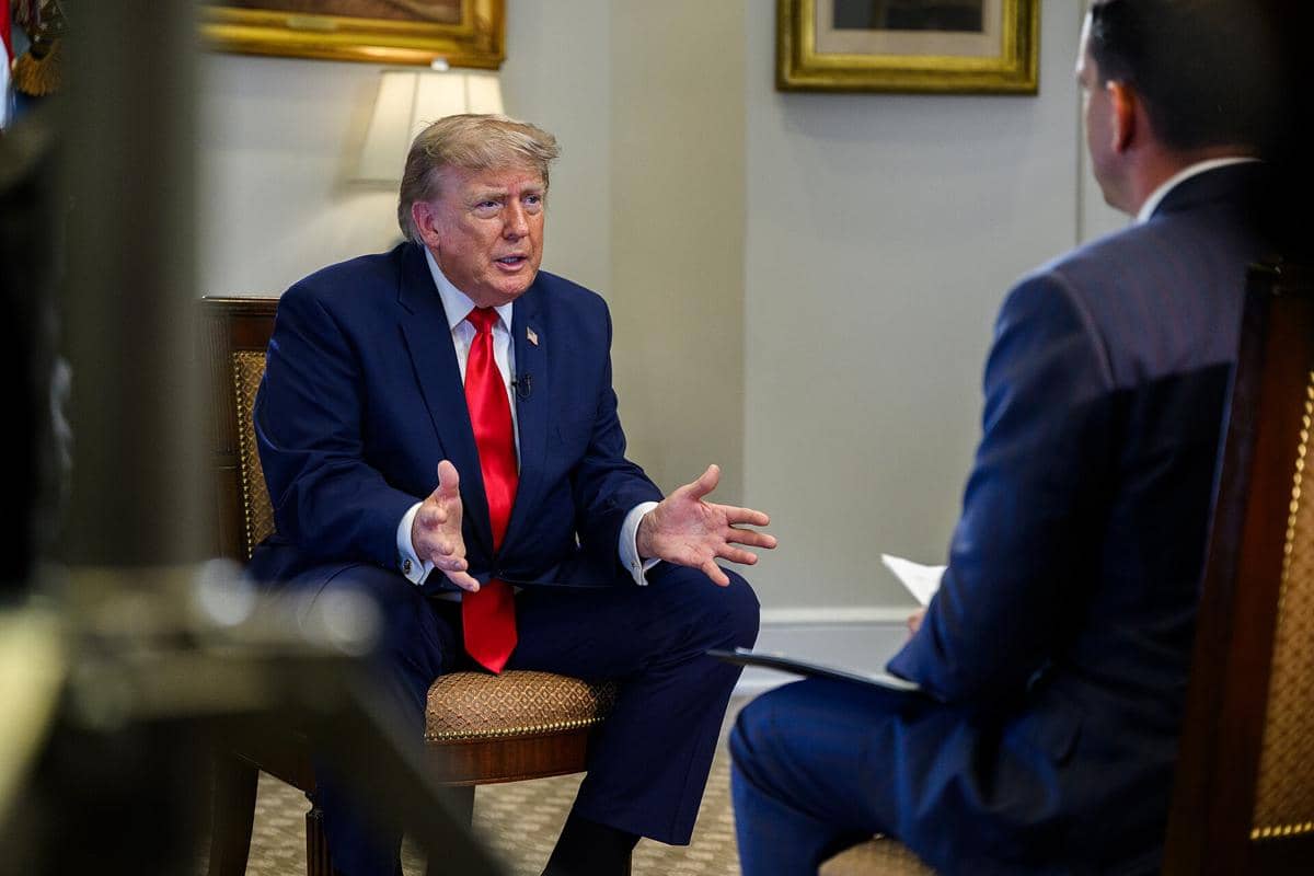 Presiden Amerika Serikat, Donald Trump, mengikuti wawancara dengan Trey Yingst, koresponden luar negeri Fox News, di Ruang Roosevelt, Gedung Putih, Washington D.C., pada 14 Juli 2026.