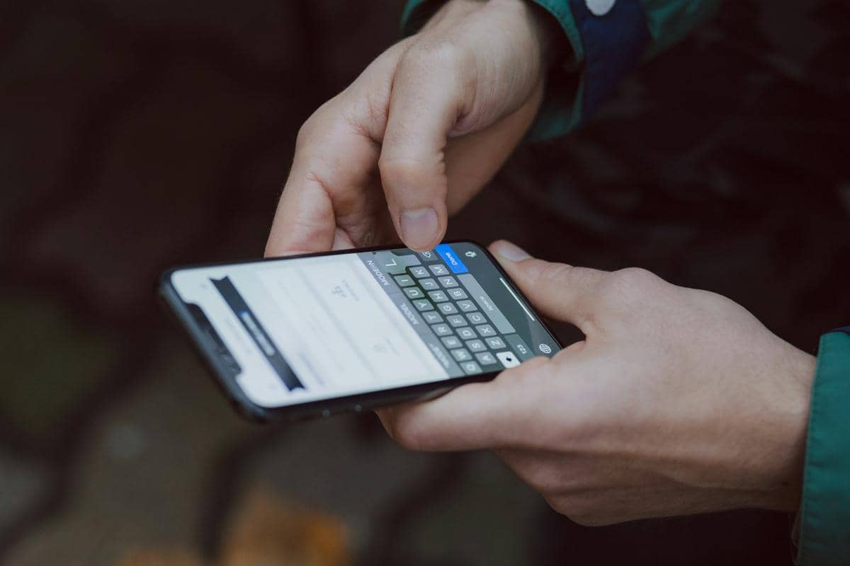Ilustrasi pengguna memeriksa aktivitas akun melalui layar ponsel untuk memantau informasi digital pribadi.