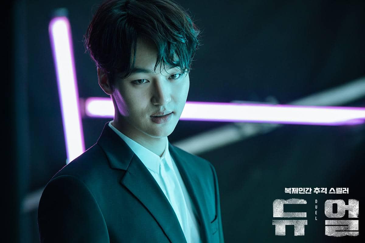 Cuplikan adegan drama Korea Duel produksi OCN dengan suasana tegang yang melibatkan para karakter utama.