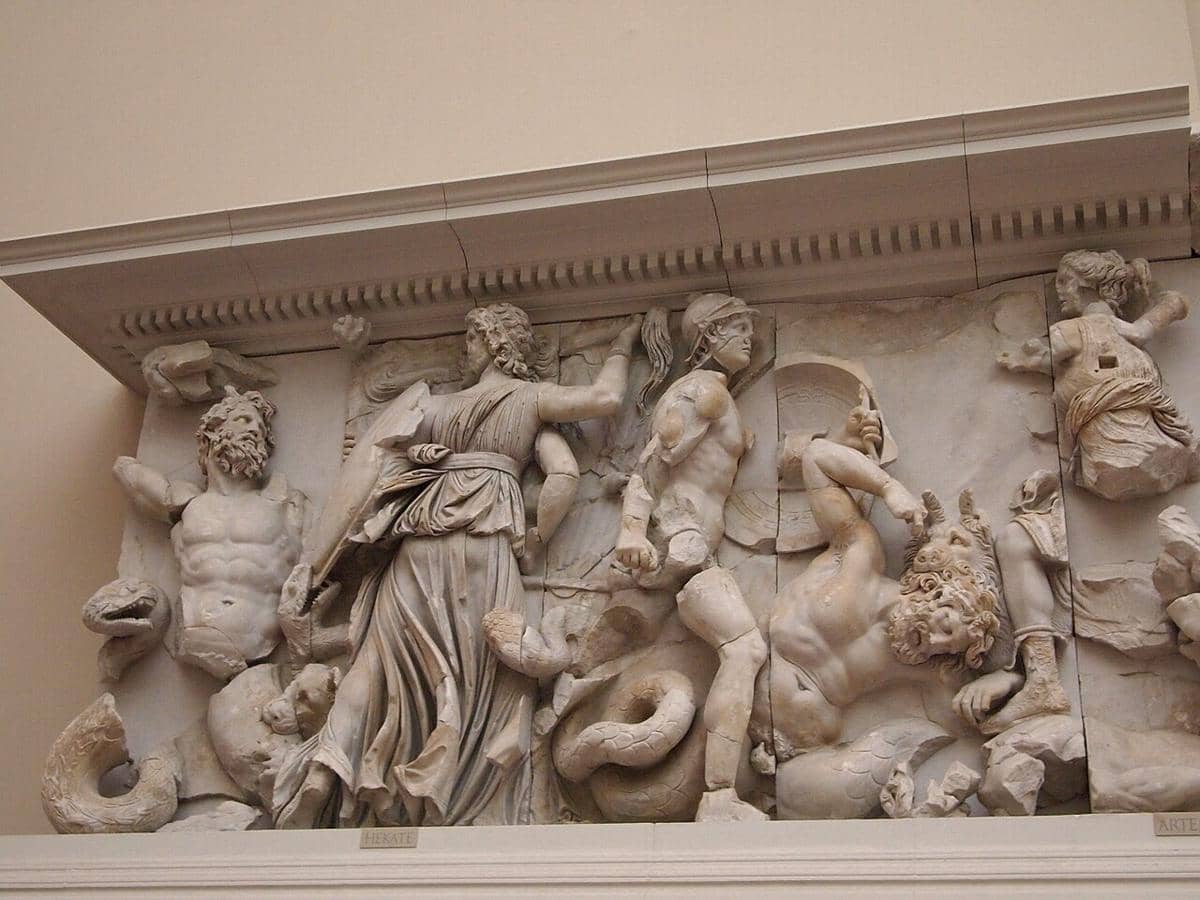 Hecate bertarung melawan Klytios