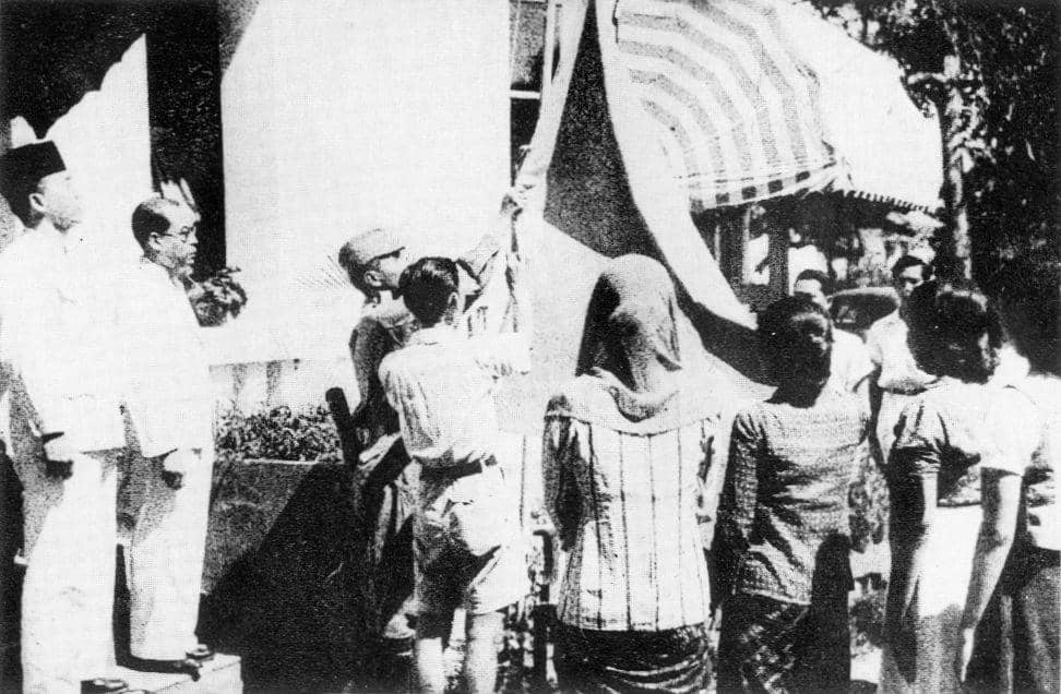Pengibaran Sang Saka Merah Putih oleh sejumlah tokoh di Jalan Pegangsaan Timur 56 pada 17 Agustus 1945.