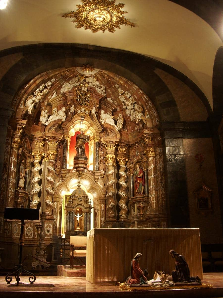 potret altar utama Basilika St. Ignatius Loyola, Spanyol pada masa Natal