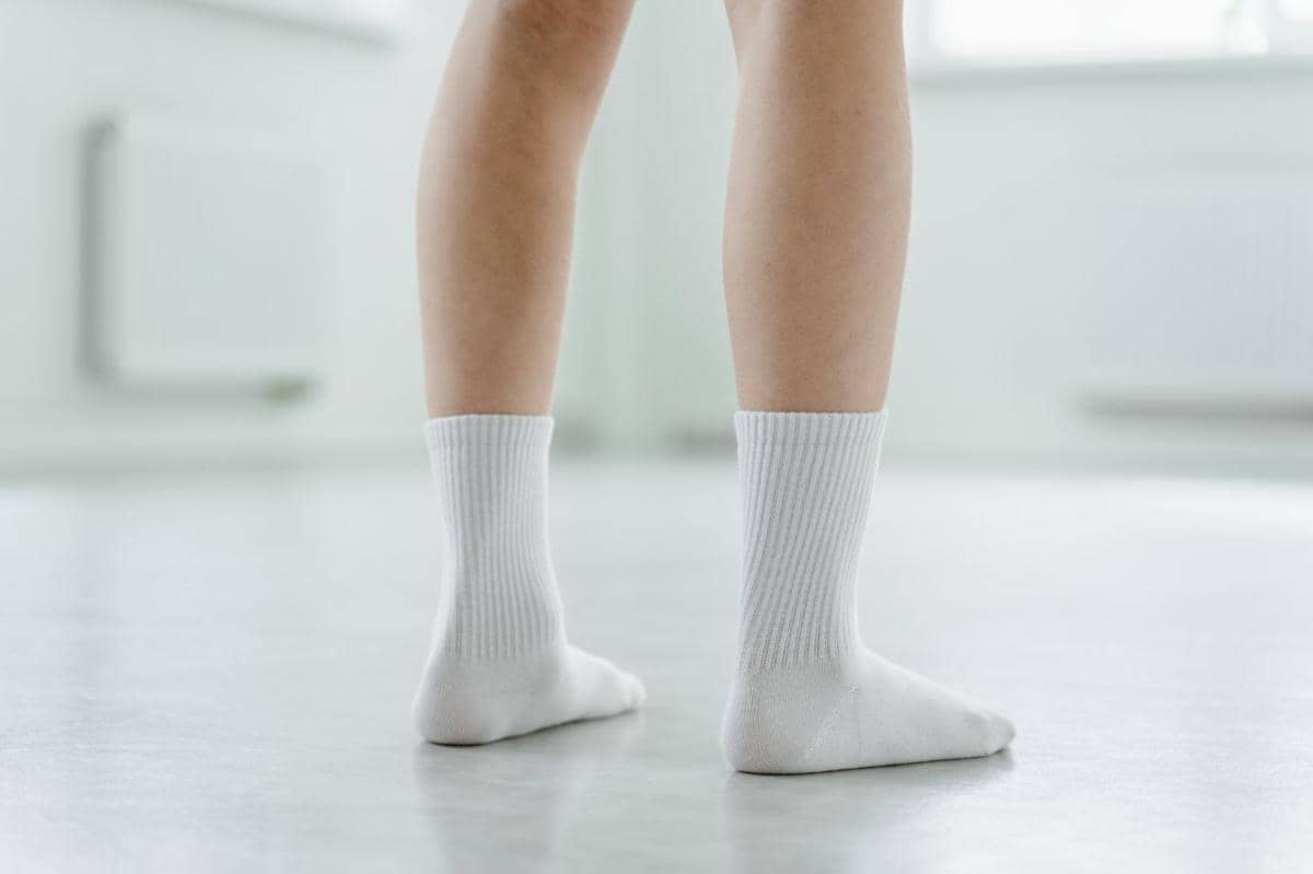 5 Metode Mencuci Kaus Kaki Putih Agar Cerah Kembali, Coba yuk!