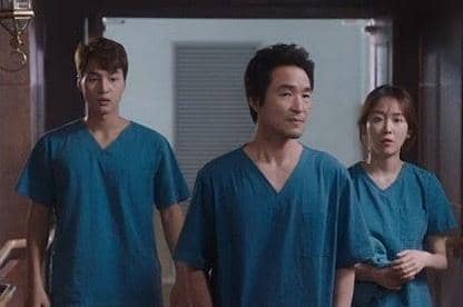 Cuplikan adegan drama Korea Dr. Romantic produksi SBS yang menampilkan para pemeran di dalam ruangan.
