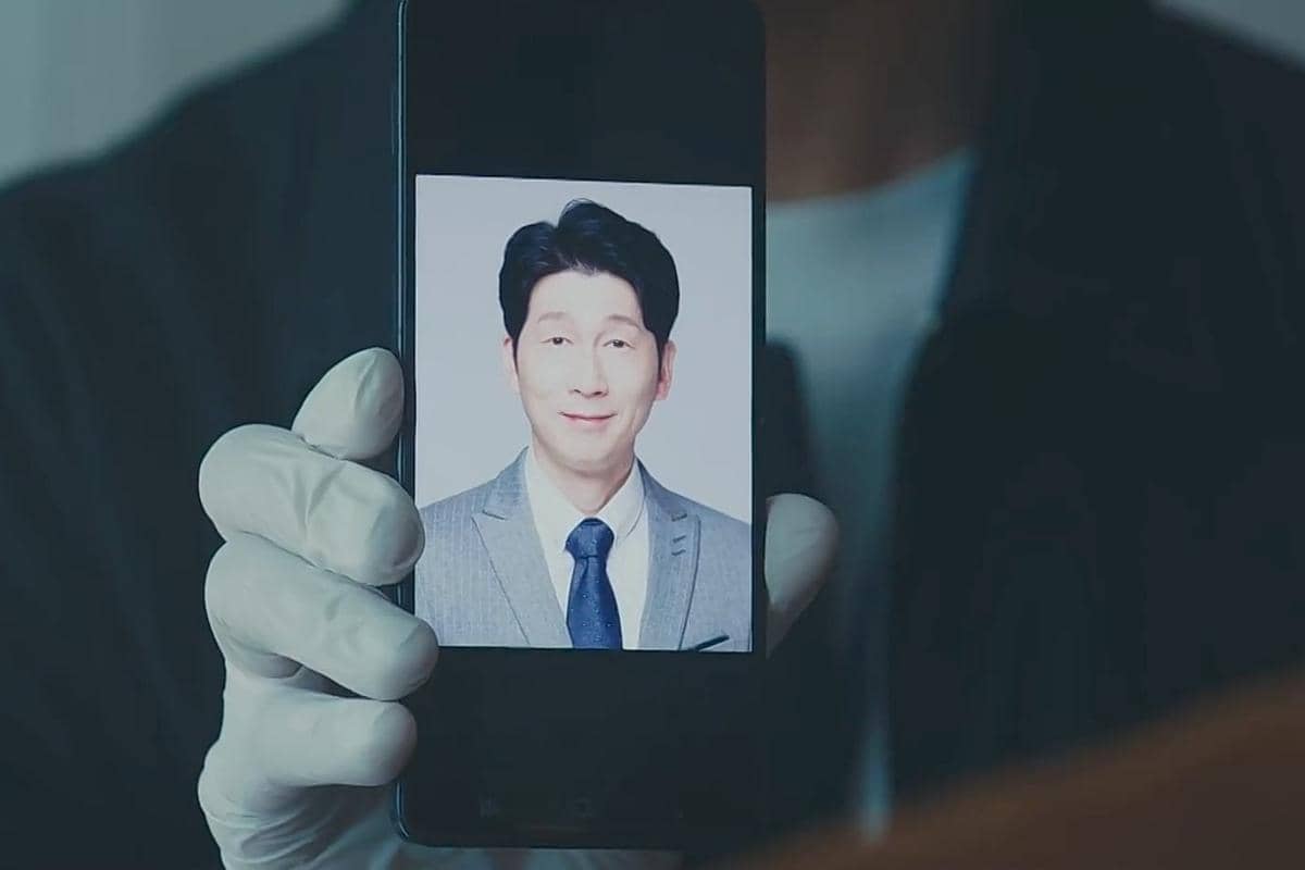 Cuplikan adegan dari drama Korea A Bona Fide Killer produksi MBC, sebagaimana tercantum dalam keterangan gambar.