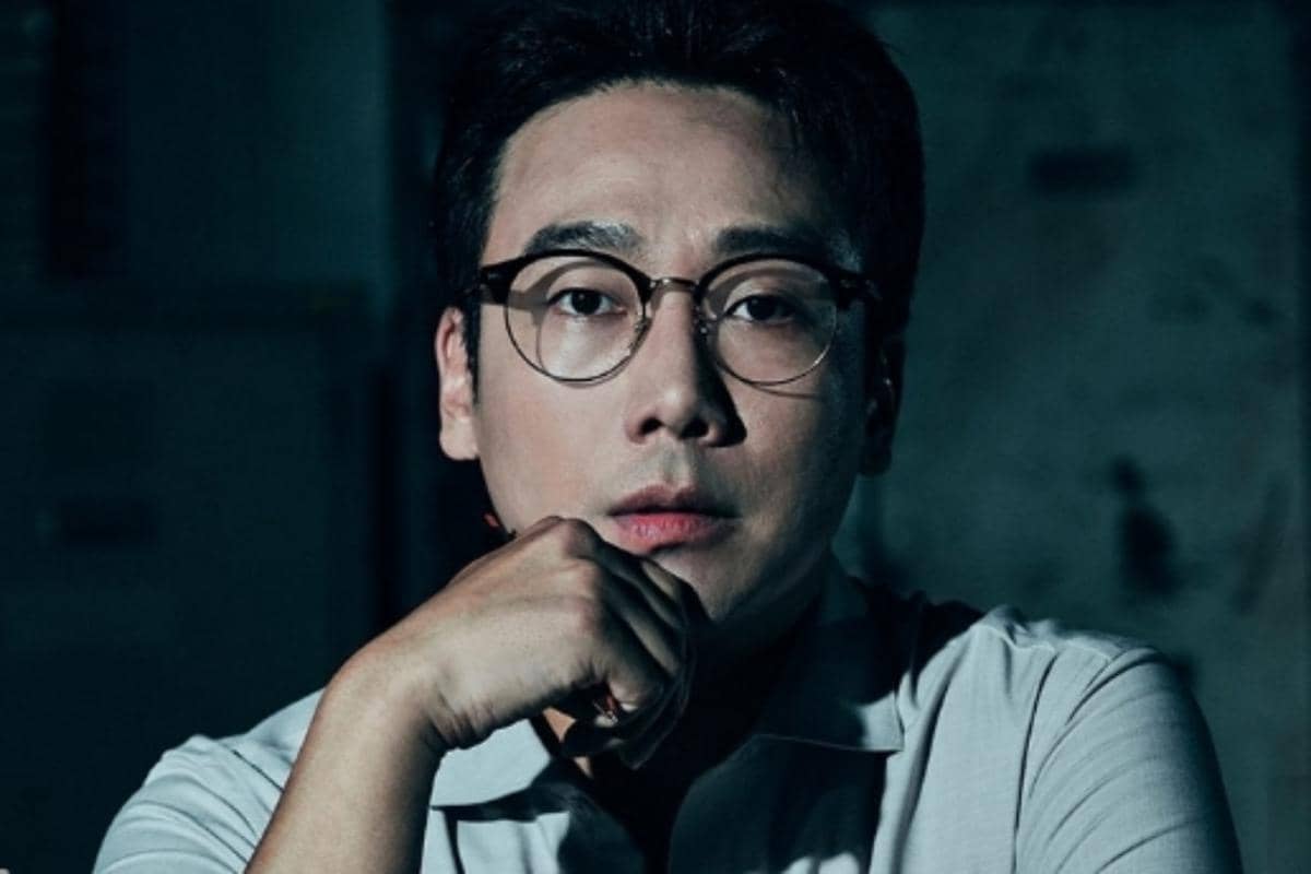 Kim Nam Hee berpose menghadap kamera dengan ekspresi tenang dalam potret yang dirilis oleh Story9works.