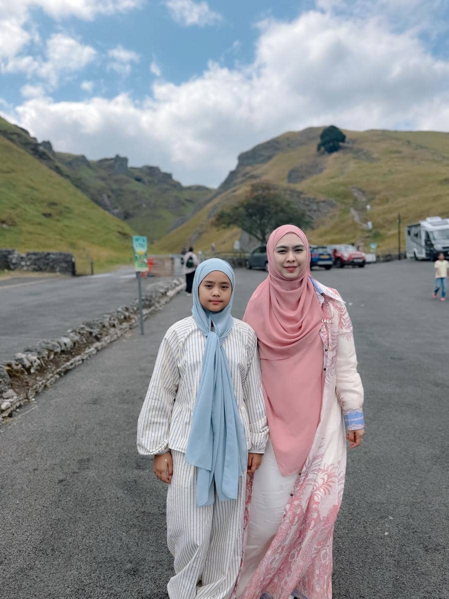 Oki Setiana Dewi dan Maryam ada di Winnats Pass