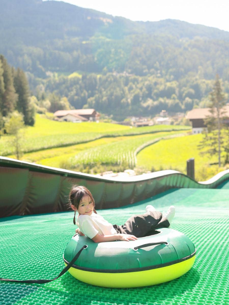 Shandy Aulia ajak Claire bermain di taman tematik Dolomites