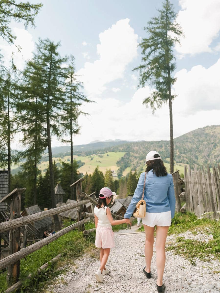 Shandy Aulia ajak Claire bermain di taman tematik Dolomites