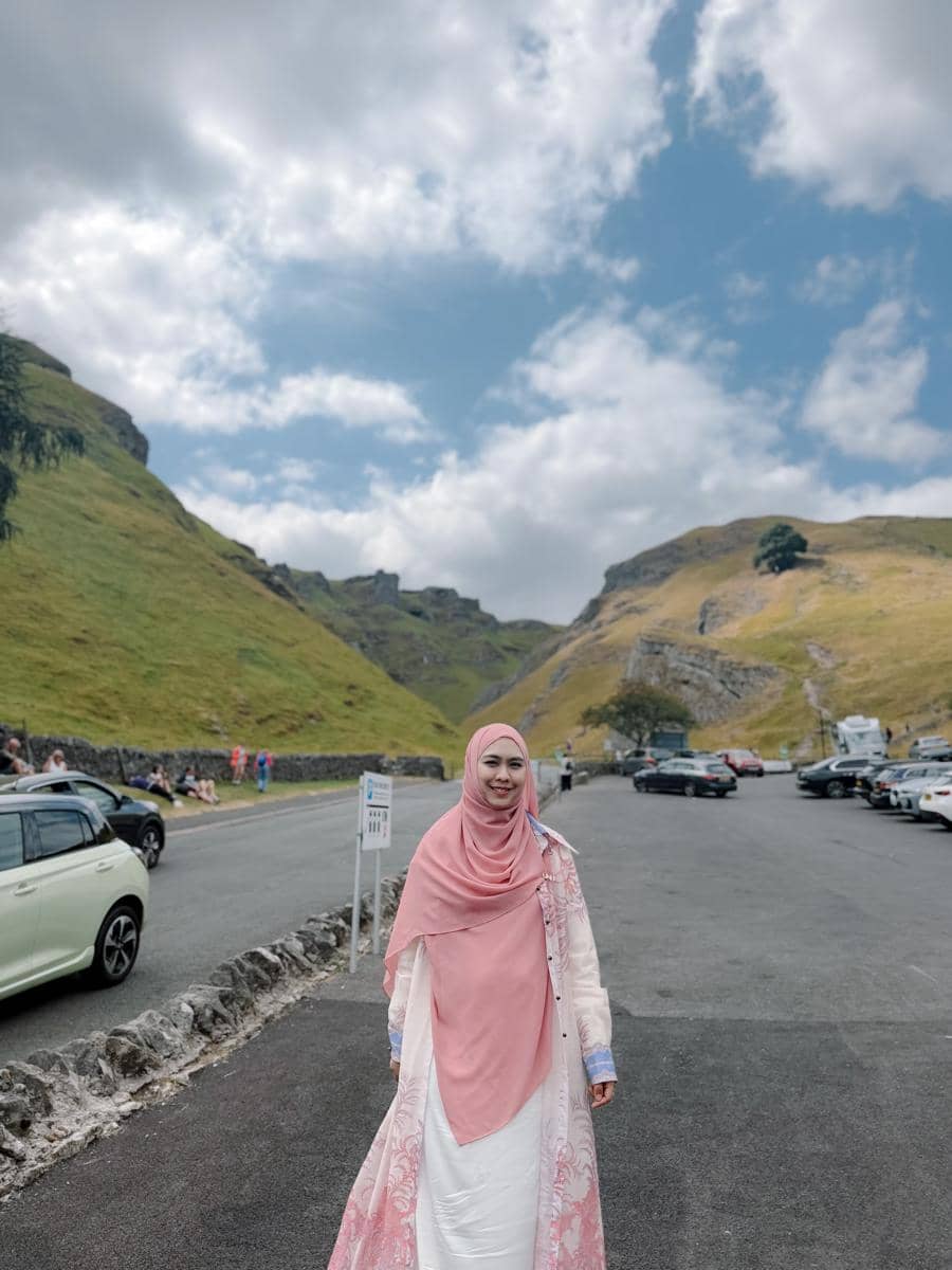 Oki Setiana Dewi dan Maryam ada di Winnats Pass