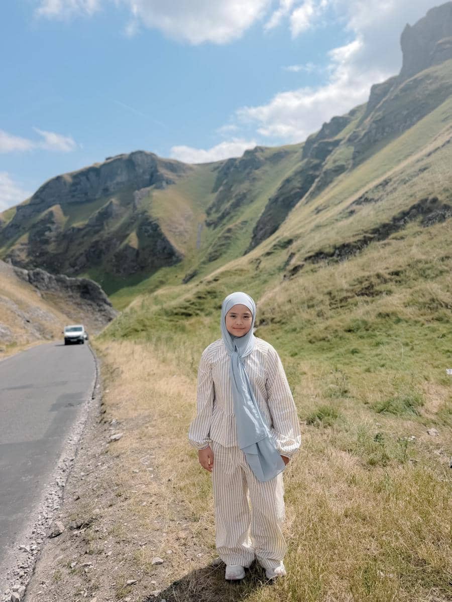 Oki Setiana Dewi dan Maryam ada di Winnats Pass