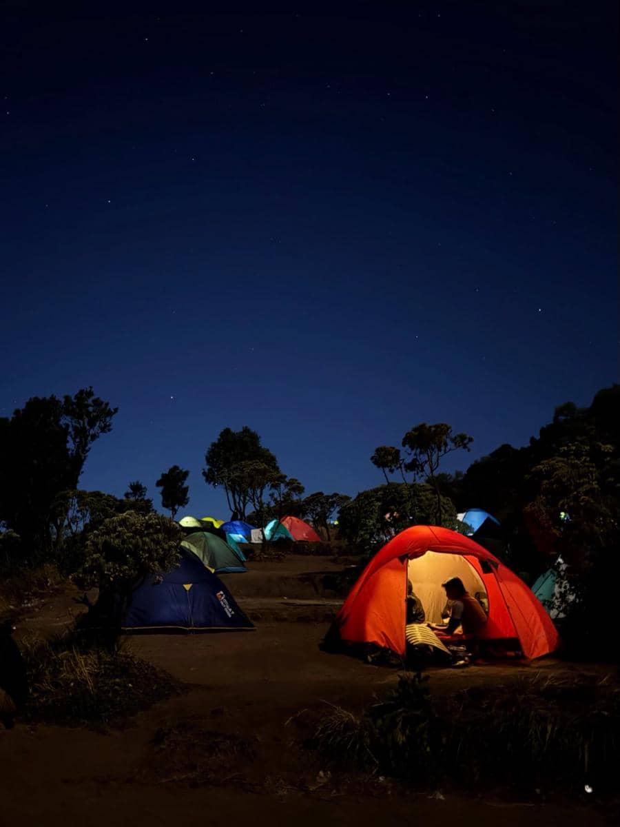 Dinda Hauw dan Rey Mbayang mendaki Gunung Merbabu