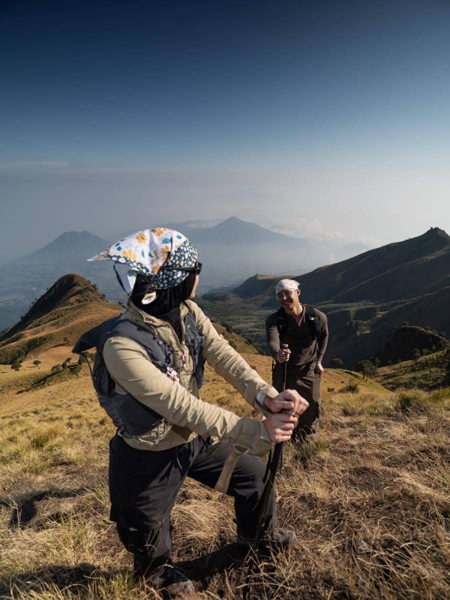 Dinda Hauw dan Rey Mbayang mendaki Gunung Merbabu