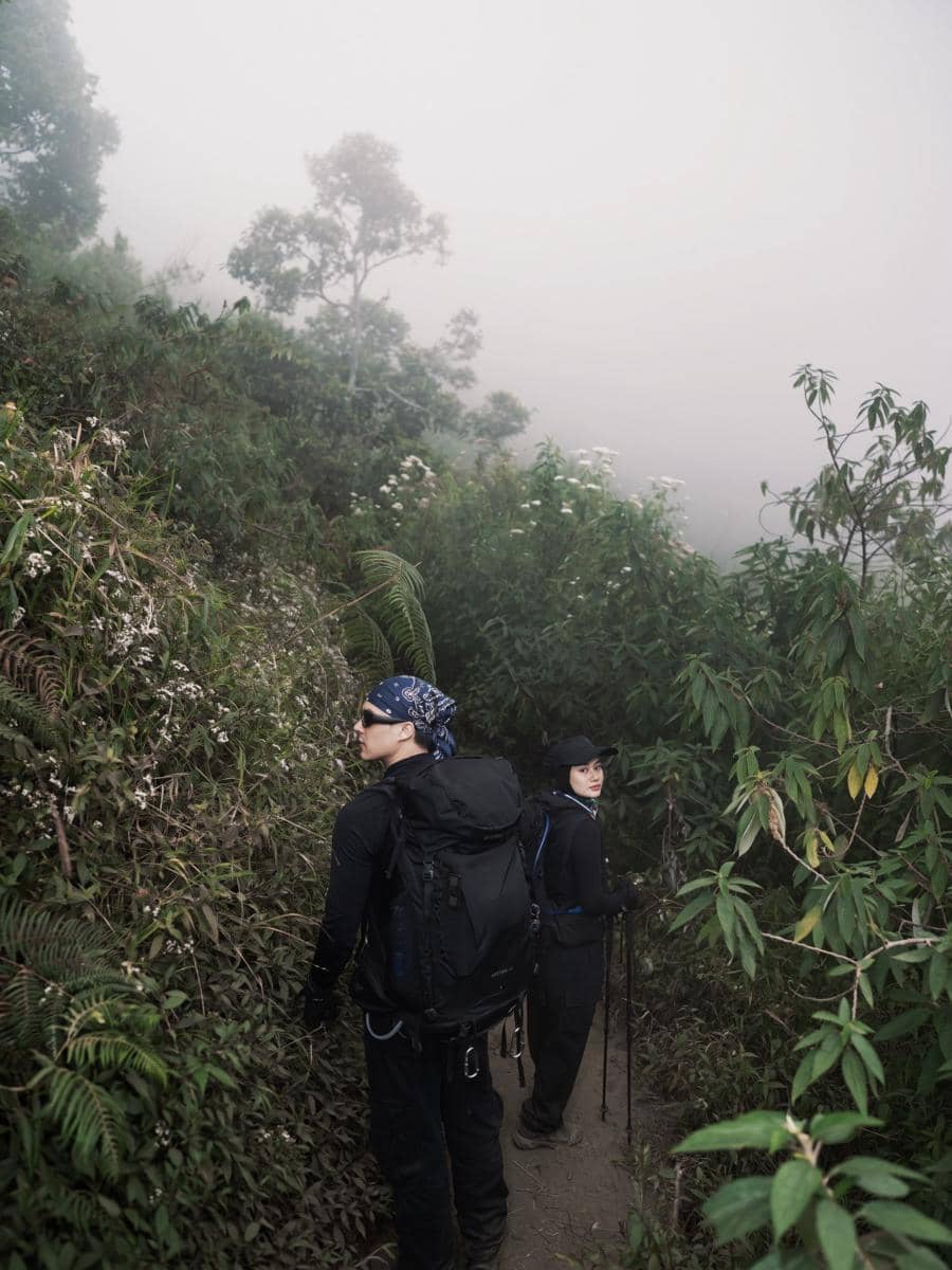 Dinda Hauw dan Rey Mbayang mendaki Gunung Merbabu