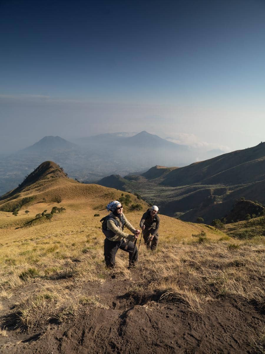 Dinda Hauw dan Rey Mbayang mendaki Gunung Merbabu