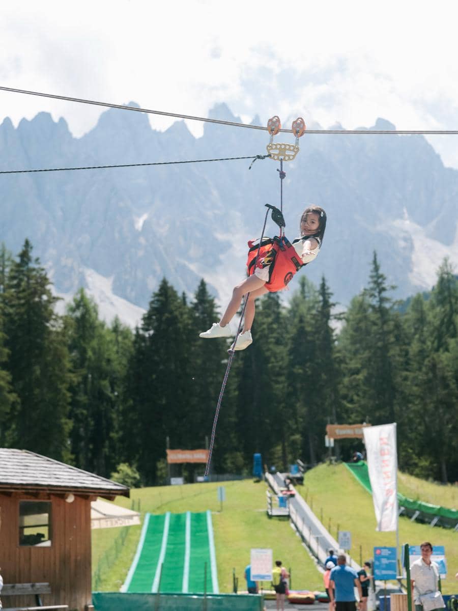 Shandy Aulia ajak Claire bermain di taman tematik Dolomites