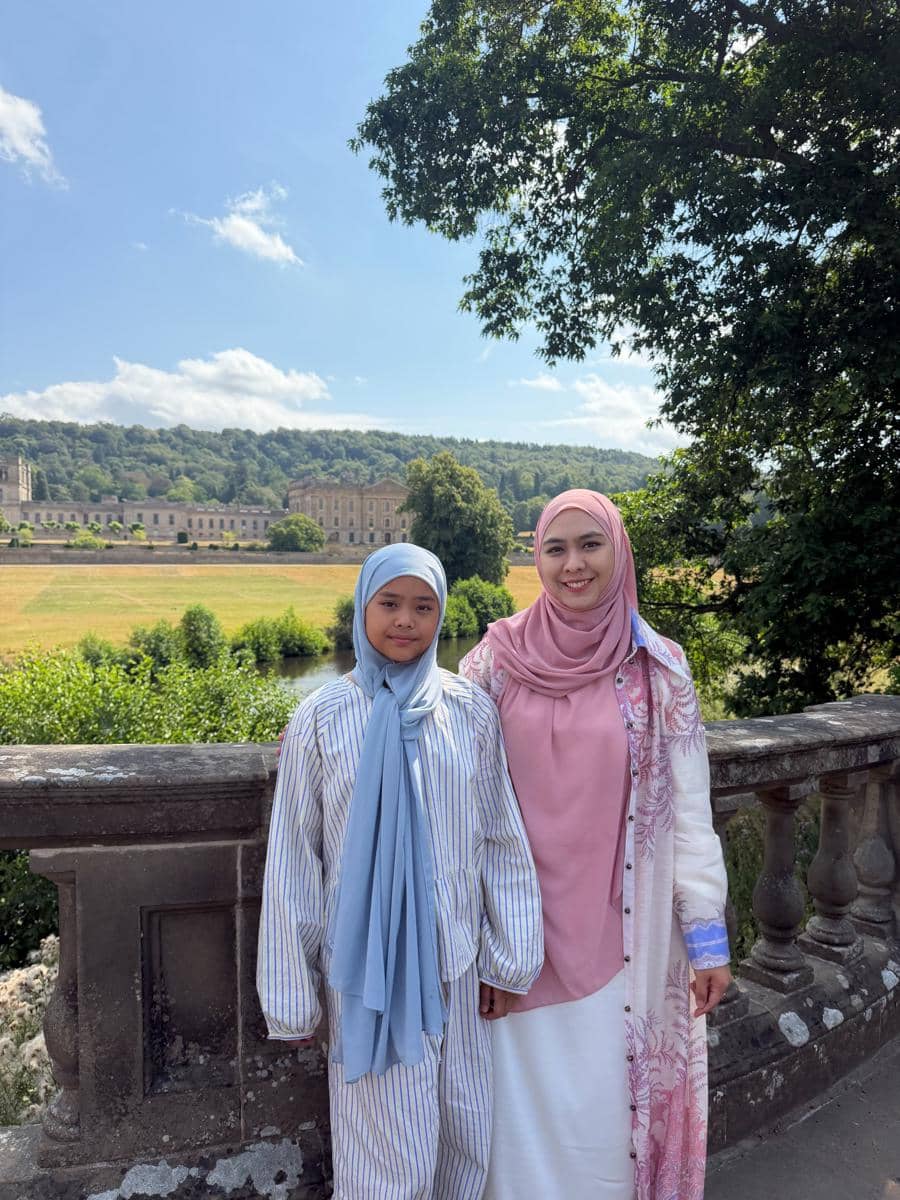 Oki Setiana Dewi dan Maryam ada di Winnats Pass