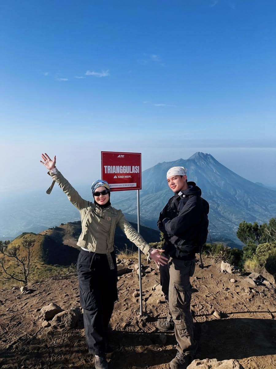 Dinda Hauw dan Rey Mbayang mendaki Gunung Merbabu