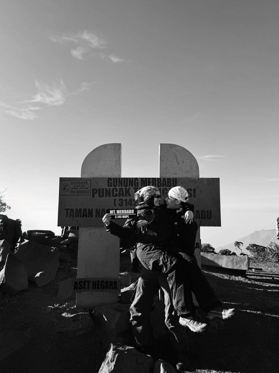 Dinda Hauw dan Rey Mbayang mendaki Gunung Merbabu