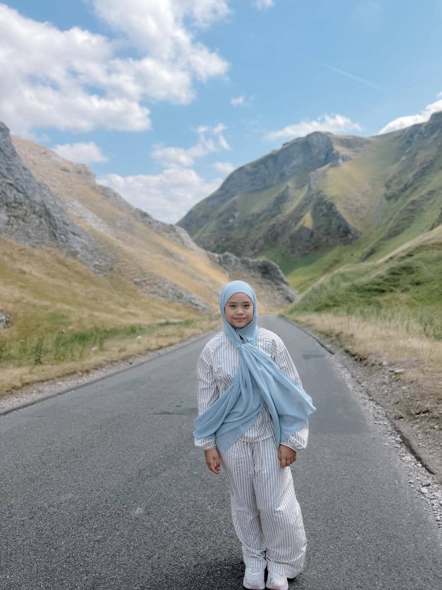 Oki Setiana Dewi dan Maryam ada di Winnats Pass