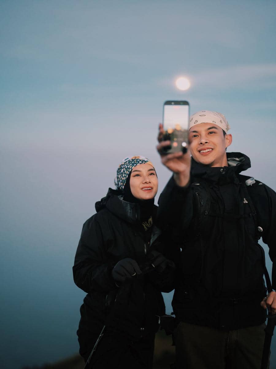 Dinda Hauw dan Rey Mbayang mendaki Gunung Merbabu