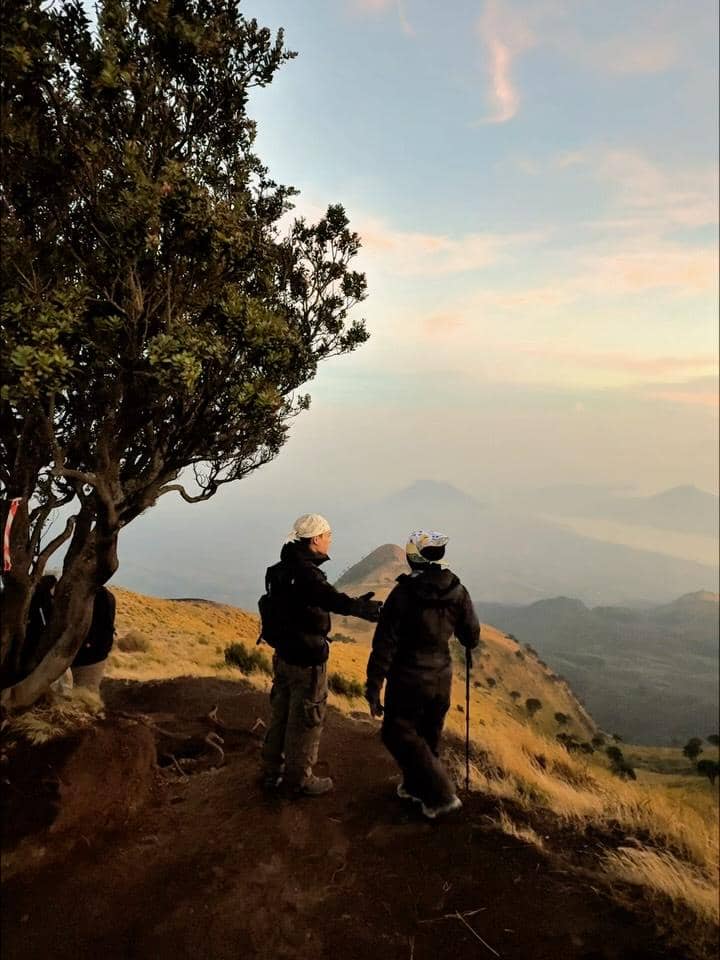 Dinda Hauw dan Rey Mbayang mendaki Gunung Merbabu