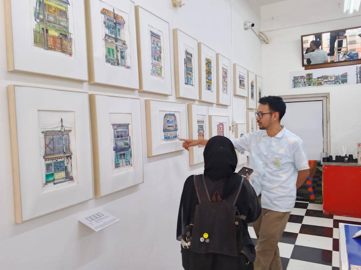 Karya-karya dipajang di ruang pameran lukisan 'Tampak Depan' oleh seniman Ody Yogi di Palembang.