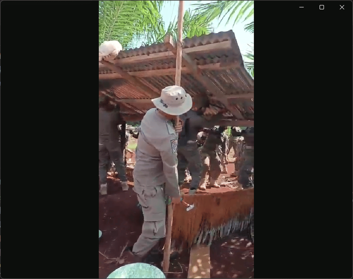Aparat Satpol PP Pemkab Luwu Timur membongkar pemukiman sementara petani Laoli, Kamis (30/7/2026). Dok. LBH Makassar