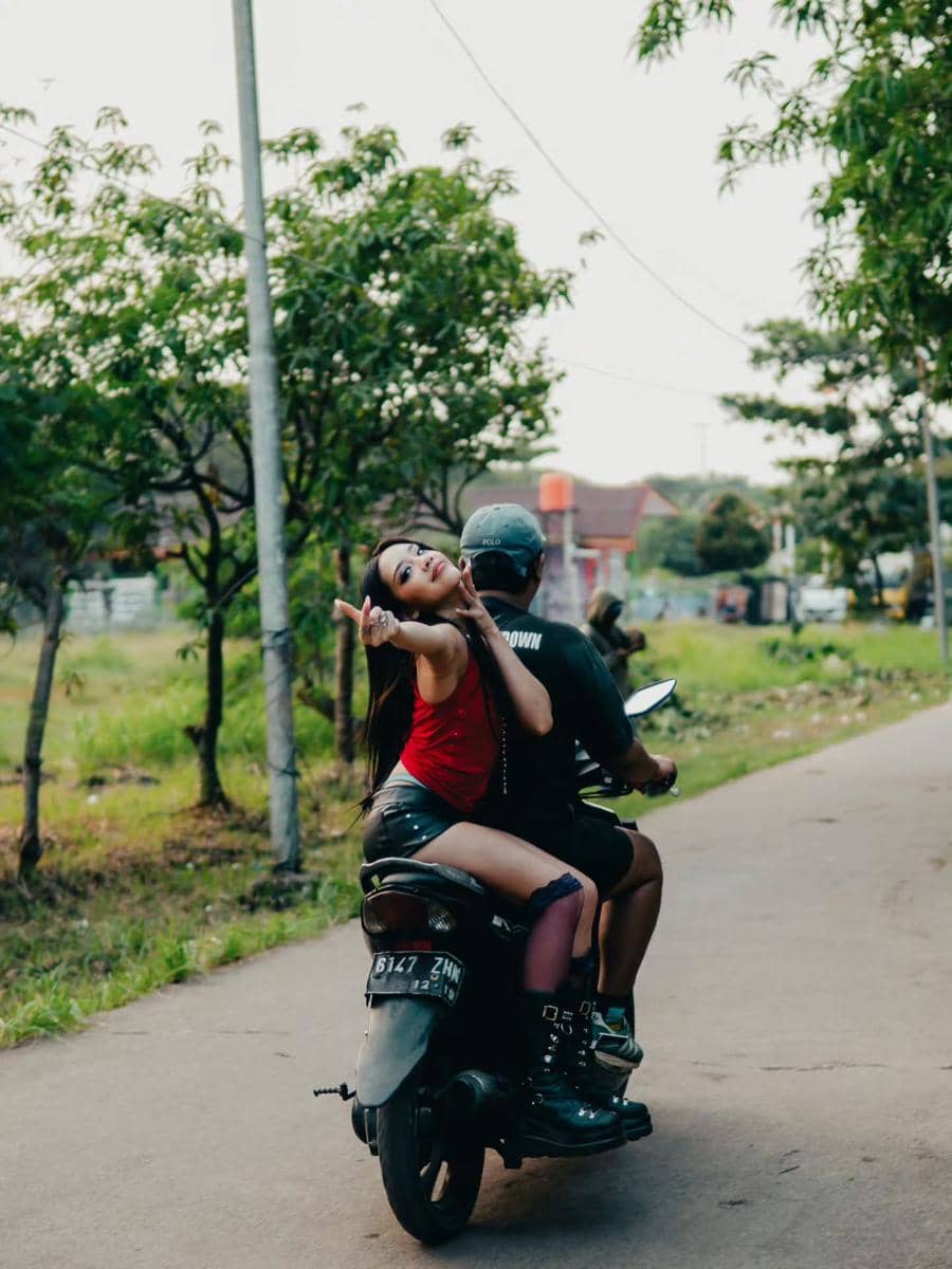 Potret di balik layar pembuatan video musik “honk!” oleh no na, dibagikan melalui akun Instagram bailafuri.