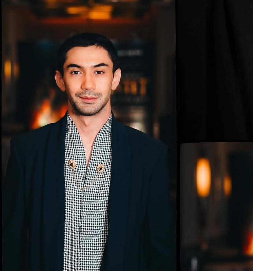 Reza Rahadian berpose untuk potret pribadi yang diunggah melalui akun Instagram officialpilarez miliknya.