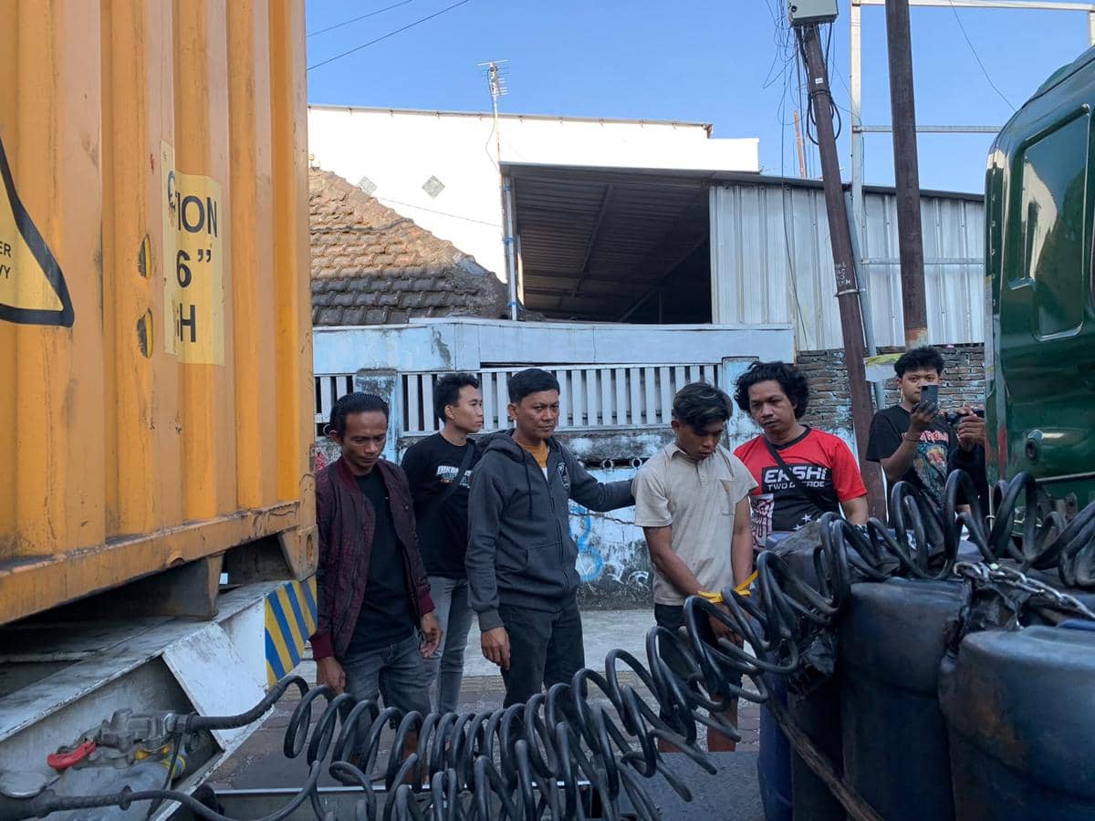Seorang Pria di Makassar Ditangkap Diduga Curi Solar dan Dongkrak Truk