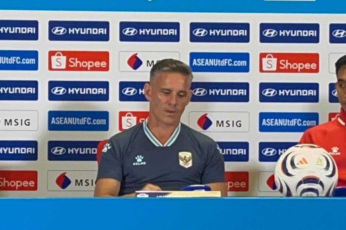 Konferensi pers pelatih timnas Indonesia, John Herdman dan pemain timnas, Rizky Ridho, jelang laga melawan Vietnam di Piala AFF 2026 (IDN Ti