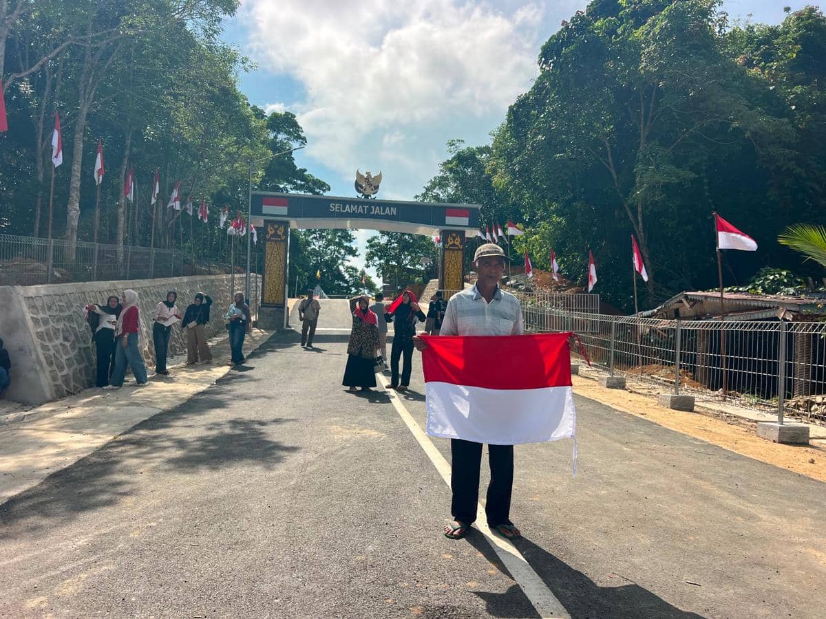 1.000 Merah Putih Berkibar di Temajuk Kalbar Jelang HUT ke-81 RI
