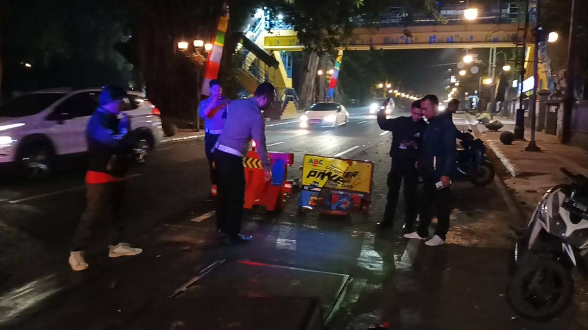 Pemotor Kritis Usai Tabrak Barrier Proyek di Jalan Merdeka Bandung