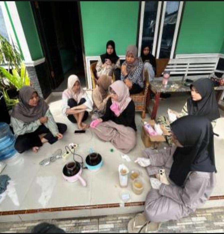 Peserta Kelompok Tani Hutan dan PKK Desa Pemerihan mengikuti workshop pembuatan sabun berbahan dasar propolis.