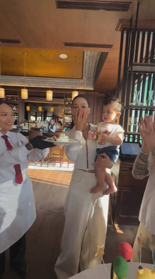 Momen perayaan ulang tahun pertama Andrew, anak Erika Carlina, yang dibagikan melalui akun Instagram raxneil.