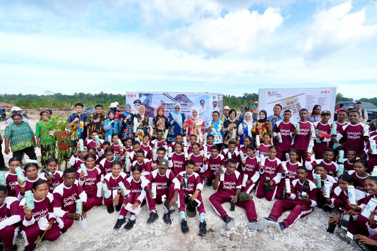 Ketua Umum TP PKK Salurkan Bantuan bagi Siswa dan Guru di Biak Numfor