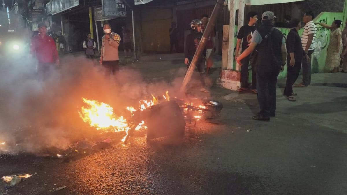 sepeda motor dibakar saat bentrokan yang diduga melibatkan kelompok geng motor dan warga terjadi di Jalan Urip Sumoharjo I, Kelurahan Karuwi