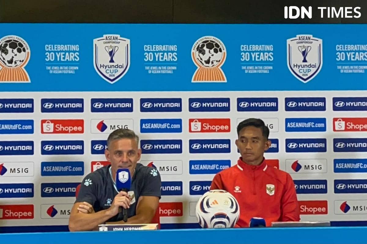 Konferensi pers pelatih timnas Indonesia, John Herdman dan pemain timnas, Rizky Ridho, jelang laga melawan Vietnam di Piala AFF 2026 (IDN Ti