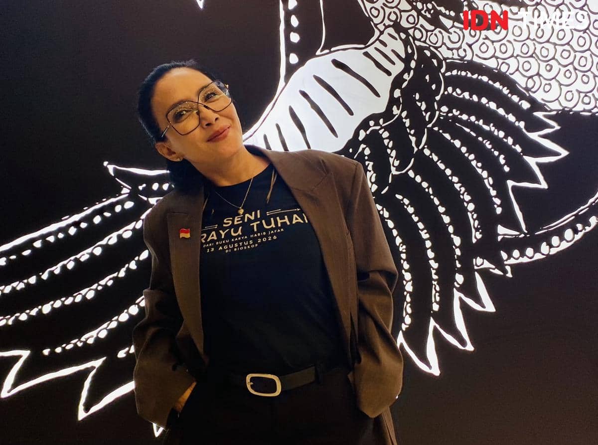 Rieke Diah Pitaloka berpose untuk potret di kantor IDN Times, Jakarta, pada Jumat, 24 Juli 2026, dengan latar interior kantor.