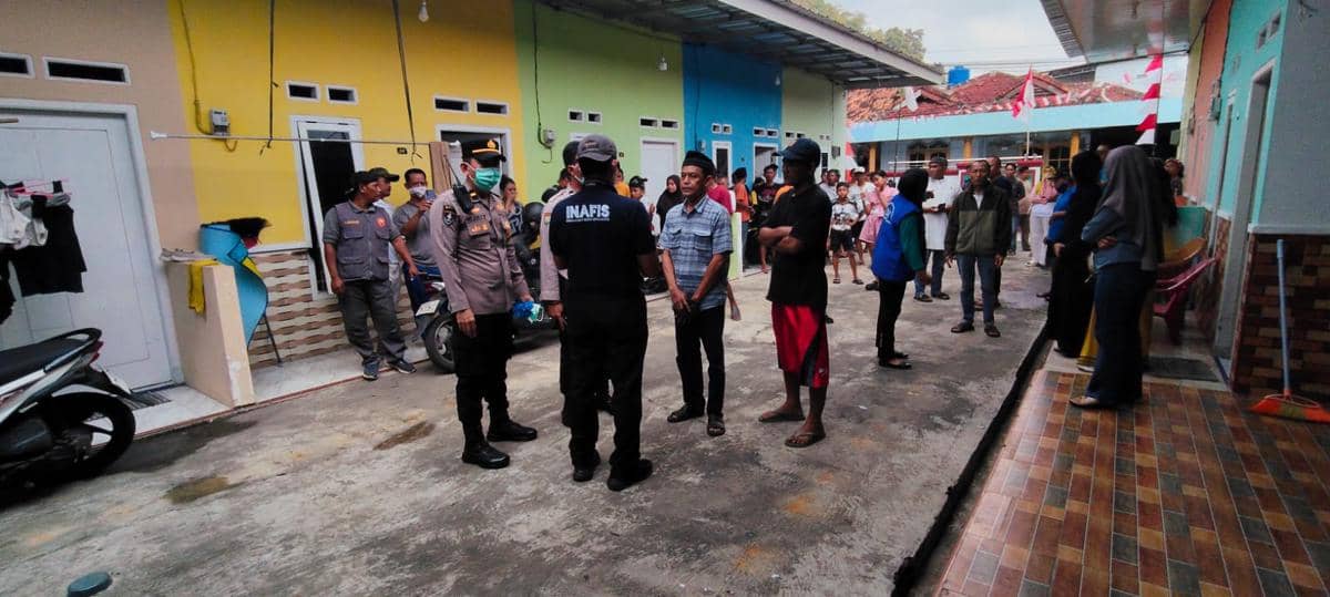 Sejumlah anggota Tim Inafis mendatangi lokasi penemuan mayat di sebuah kos di Bandar Lampung untuk olah TKP.