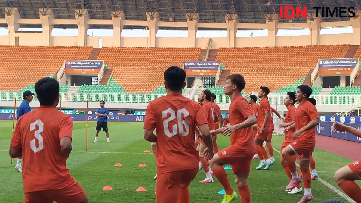 Sejumlah pemain Timnas Vietnam menjalani sesi latihan di lapangan hijau Stadion Pakansari, Bogor, untuk persiapan pertandingan.