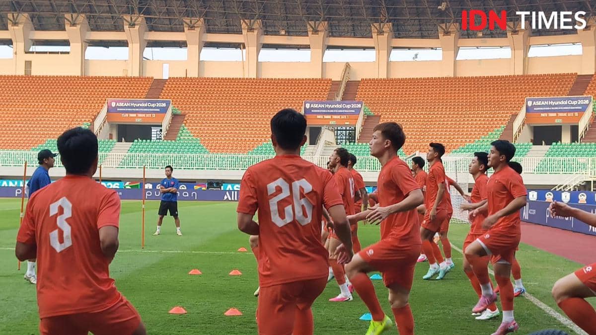 Sejumlah pemain Timnas Vietnam menjalani sesi latihan di lapangan hijau Stadion Pakansari, Bogor, untuk persiapan pertandingan.