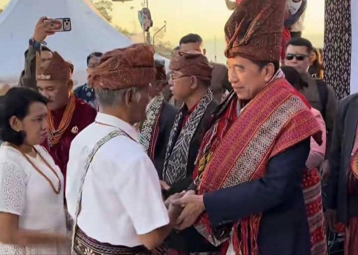 Jokowi berada di tengah masyarakat yang menyambutnya di kawasan Pantai LLBK, Kota Kupang, saat kunjungan berlangsung.