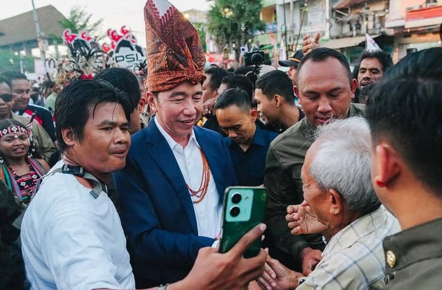 Jokowi menyapa warga yang menyambutnya di kawasan Pantai LLBK, Kota Kupang, Nusa Tenggara Timur, dengan antusias.