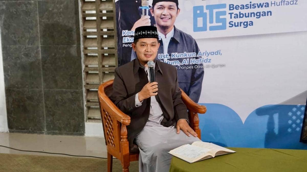 Poster informasi pembukaan Beasiswa Santri Tahfidz yang menargetkan dukungan bagi 100 penghafal Al-Qur'an.