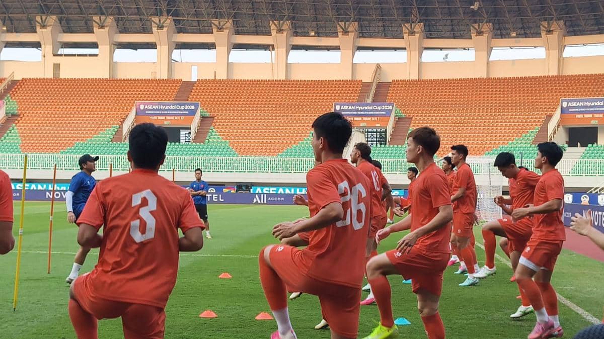 Para pemain tim nasional Vietnam menjalani sesi latihan di Stadion Pakansari, Bogor, menjelang laga melawan Indonesia.