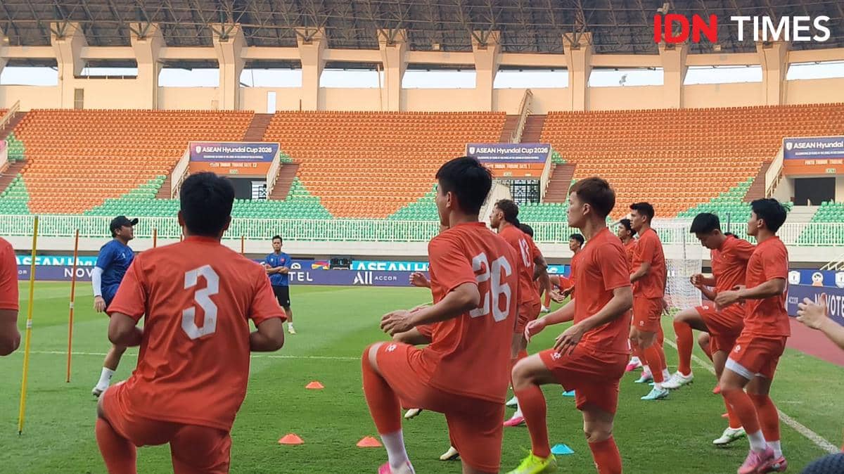 Para pemain tim nasional Vietnam menjalani sesi latihan di Stadion Pakansari, Bogor, menjelang laga melawan Indonesia.