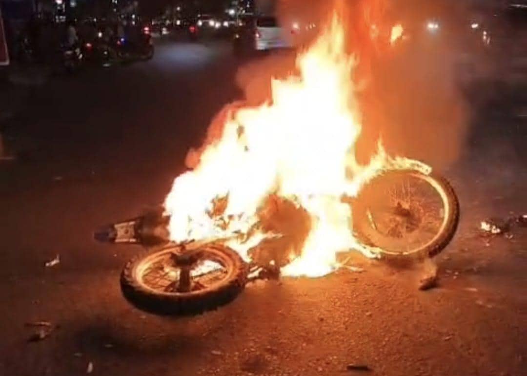 sepeda motor dibakar saat bentrokan yang diduga melibatkan kelompok geng motor dan warga terjadi di Jalan Urip Sumoharjo I, Kelurahan Karuwi